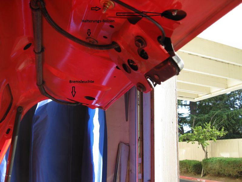 Heckklappe von innen
Bremsleuchte und Halterungs-Bolzen
