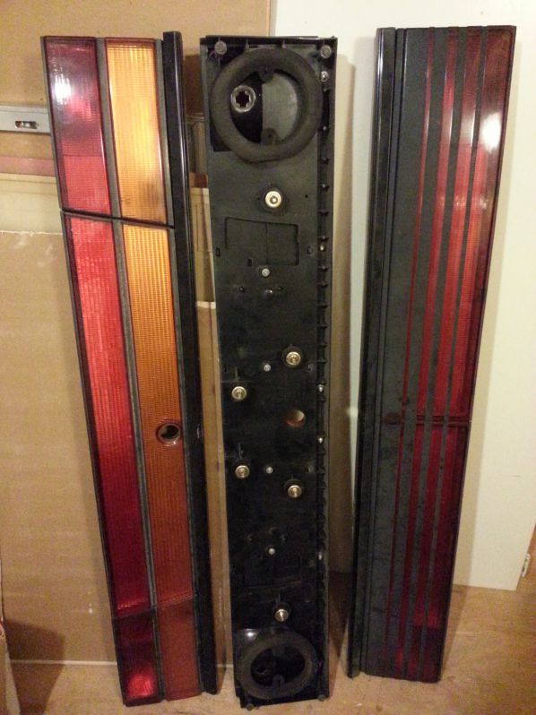 US und EU Heckleuchte
Vorder und Rueckseite der US und EU Heckleuchte
