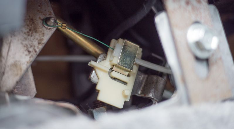 Automatikwahlschalter Anzeigenverstellung (A604)
Kunststoff so verschieben, dass Anzeige der eingelegten Stufe entspricht und mit Metallclip sichern
