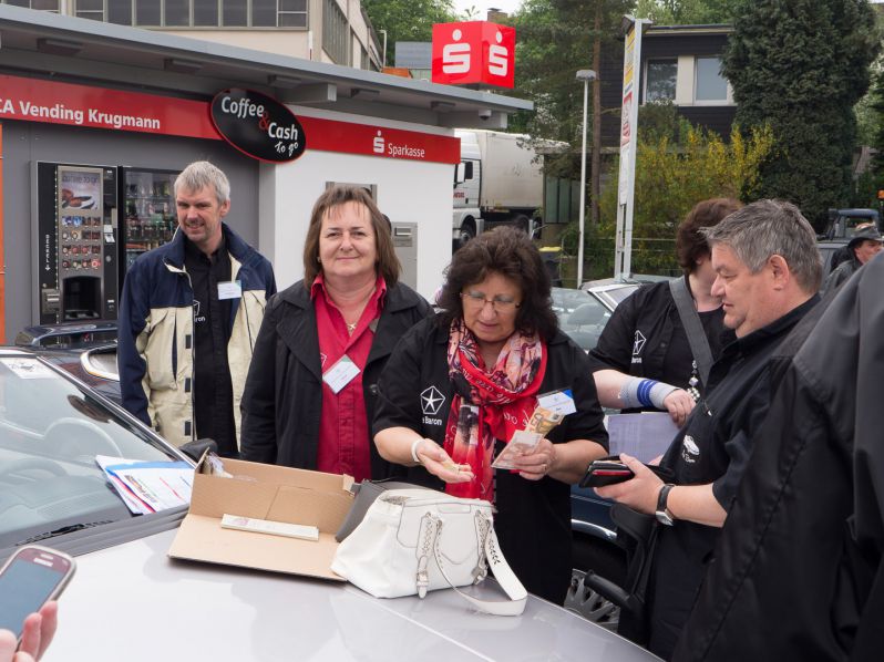 SaisonerÃ¶ffnung 2014, Sauerland
Vor der Ausfahrt erst mal zur Orga-Kasse.
Schlüsselwörter: 2014;Sauerland;ErÃ¶ffnungsfahrt;SaisonerÃ¶ffnung;Meinerzhagen