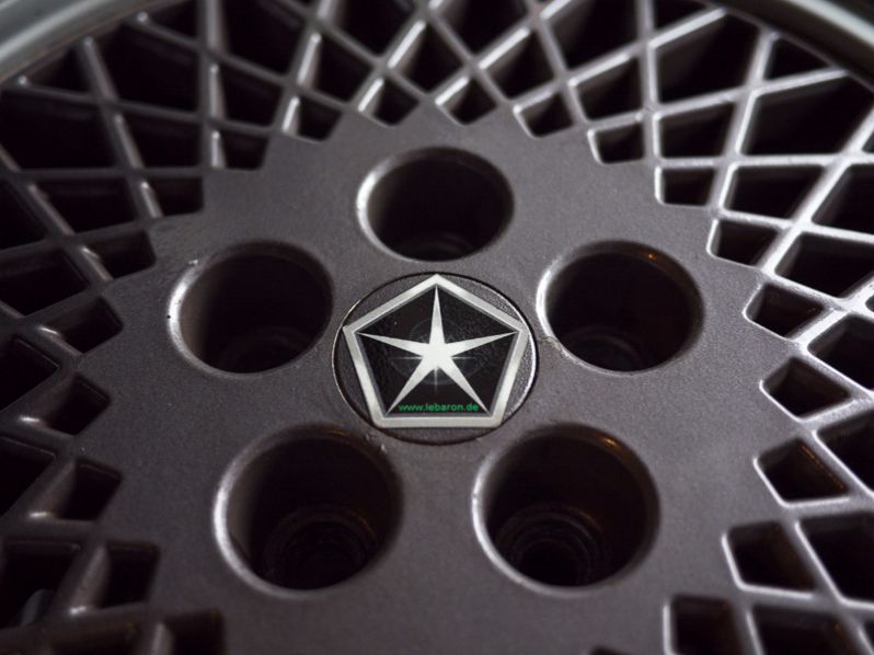 Felgenaufkleber
Aufkleber  mit Chrysler-Logo fÃ¼r Radnabendeckel der seinen Lack verloren hatte.
Schlüsselwörter: felge;radnabe;logo