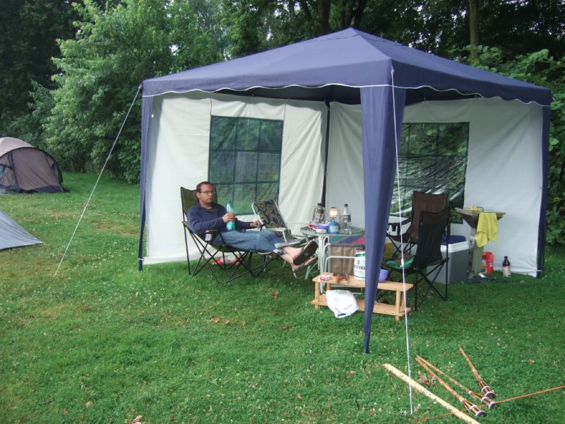 Abbau ist ja soooo anstrengend - erst mal 'ne Pause.
Dinotreffen 2012
