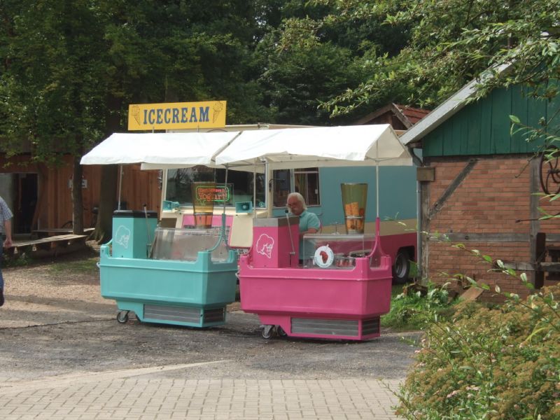 Hier gab's lecker frozen joghurt :-)
Dinotreffen 2012
