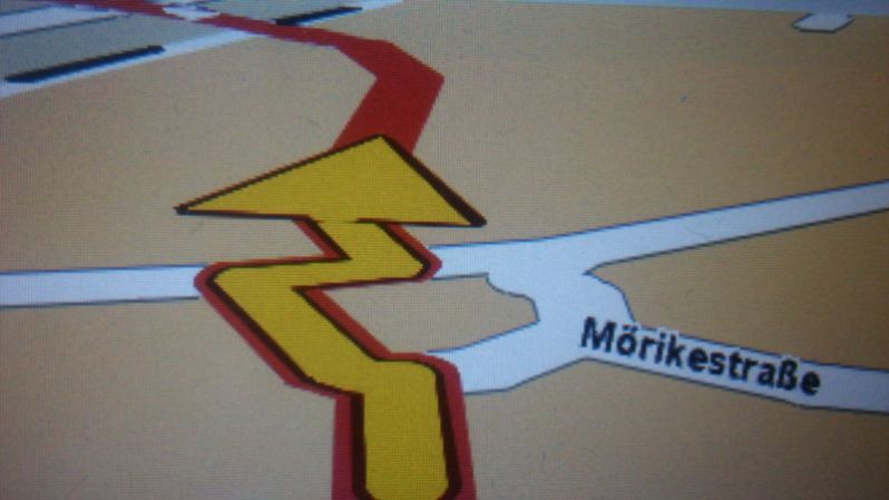 Kreisverkehr mal anders fahren? TomTom machts mÃ¶glich :-/
Zugegeben nicht die neuste Karte. Aber mein altes Go720 ist sich ziemlich sicher, dass diese Richtung eine gute Idee wÃ¤re. Ich und andere Verkehrsteilnehmer sehen das etwas anders ;-)
