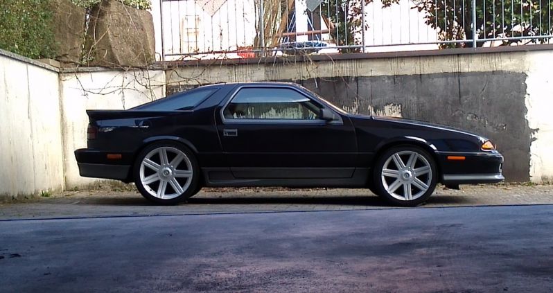 So könnte ein Daytona mit Crossfire Rädern aussehen.
Das Bild ist ein Fake. Kein Photoshop. Nur geschickt fotografiert.
Die Räder stehen neben dem Auto ;)
