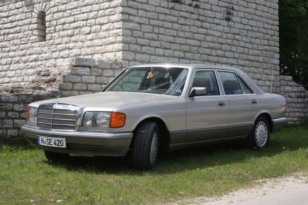 W126 420SE
...vor einer Nachbildung eines alten Limesturmes. 

