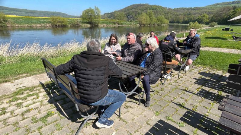 Mittagspause an der Weser in Reileifzen
Weser-Bergland Tour 25. April 2026
Bodenwerder - Rühler Schweiz - Burgruine Polle - Schloss Hämelschenburg
Schlüsselwörter: Saisoneröffnung;2026;Weser-Bergland;Tour;Hannover