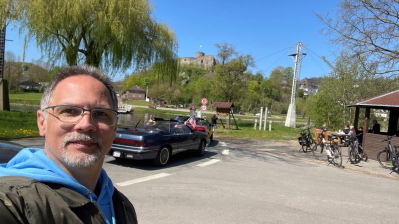 Warten auf die Gierseilfähre bei Polle
Weser-Bergland Tour 25. April 2026
Bodenwerder - Rühler Schweiz - Burgruine Polle - Schloss Hämelschenburg
Schlüsselwörter: Saisoneröffnung;2026;Weser-Bergland;Tour;Hannover