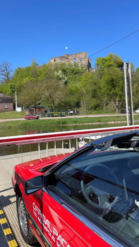 Auf der Gierseilfähre bei Polle
Weser-Bergland Tour 25. April 2026
Bodenwerder - Rühler Schweiz - Burgruine Polle - Schloss Hämelschenburg
Schlüsselwörter: Saisoneröffnung;2026;Weser-Bergland;Tour;Hannover