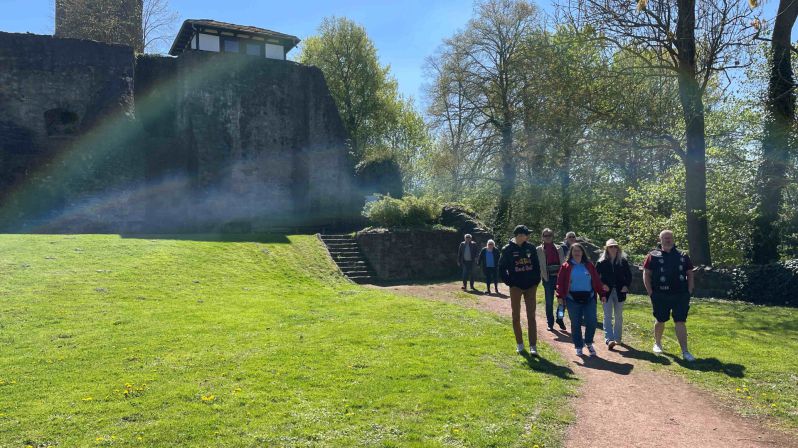 Besichtigung der Burgruine in Polle
Weser-Bergland Tour 25. April 2026
Bodenwerder - Rühler Schweiz - Burgruine Polle - Schloss Hämelschenburg
Schlüsselwörter: Saisoneröffnung;2026;Weser-Bergland;Tour;Hannover