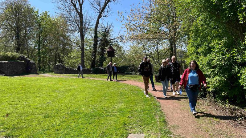 Besichtigung der Burgruine in Polle
Weser-Bergland Tour 25. April 2026
Bodenwerder - Rühler Schweiz - Burgruine Polle - Schloss Hämelschenburg
Schlüsselwörter: Saisoneröffnung;2026;Weser-Bergland;Tour;Hannover