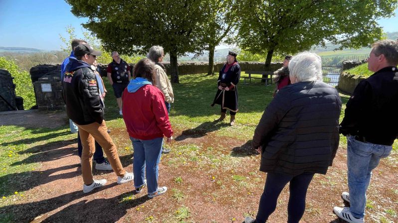 Besichtigung der Burgruine in Polle
Weser-Bergland Tour 25. April 2026
Bodenwerder - Rühler Schweiz - Burgruine Polle - Schloss Hämelschenburg
Schlüsselwörter: Saisoneröffnung;2026;Weser-Bergland;Tour;Hannover