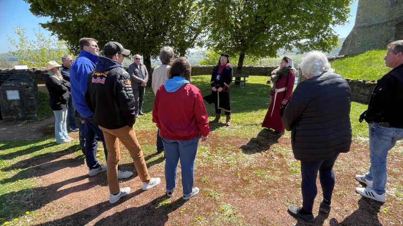 Besichtigung der Burgruine in Polle
Weser-Bergland Tour 25. April 2026
Bodenwerder - Rühler Schweiz - Burgruine Polle - Schloss Hämelschenburg
Schlüsselwörter: Saisoneröffnung;2026;Weser-Bergland;Tour;Hannover