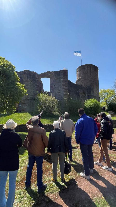 Besichtigung der Burgruine in Polle
Weser-Bergland Tour 25. April 2026
Bodenwerder - Rühler Schweiz - Burgruine Polle - Schloss Hämelschenburg
Schlüsselwörter: Saisoneröffnung;2026;Weser-Bergland;Tour;Hannover