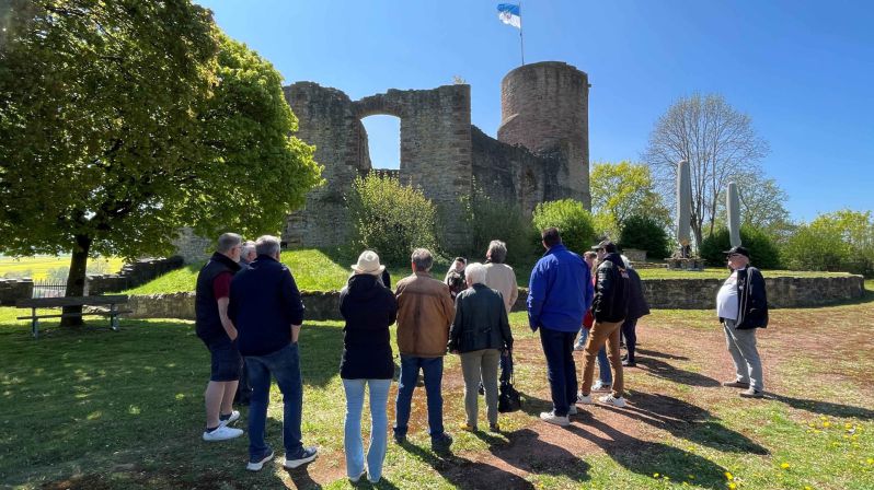 Besichtigung der Burgruine in Polle
Weser-Bergland Tour 25. April 2026
Bodenwerder - Rühler Schweiz - Burgruine Polle - Schloss Hämelschenburg
Schlüsselwörter: Saisoneröffnung;2026;Weser-Bergland;Tour;Hannover