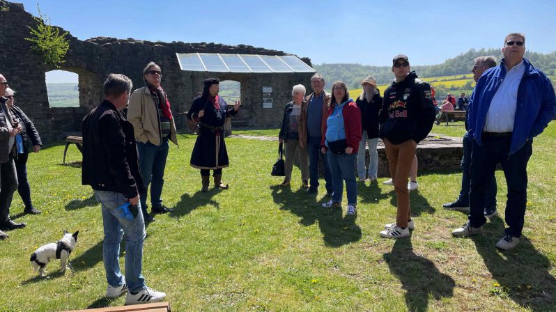 Besichtigung der Burgruine in Polle
Weser-Bergland Tour 25. April 2026
Bodenwerder - Rühler Schweiz - Burgruine Polle - Schloss Hämelschenburg
Schlüsselwörter: Saisoneröffnung;2026;Weser-Bergland;Tour;Hannover