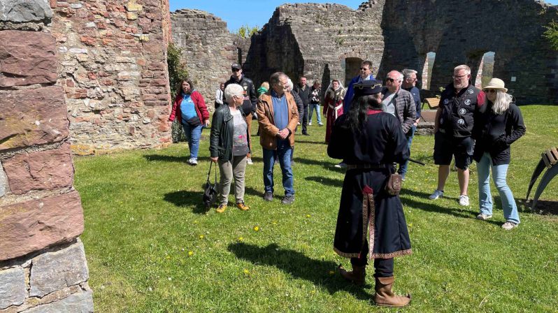 Besichtigung der Burgruine in Polle
Weser-Bergland Tour 25. April 2026
Bodenwerder - Rühler Schweiz - Burgruine Polle - Schloss Hämelschenburg
Schlüsselwörter: Saisoneröffnung;2026;Weser-Bergland;Tour;Hannover