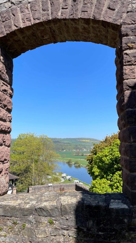 Besichtigung der Burgruine in Polle
Weser-Bergland Tour 25. April 2026
Bodenwerder - Rühler Schweiz - Burgruine Polle - Schloss Hämelschenburg
Schlüsselwörter: Saisoneröffnung;2026;Weser-Bergland;Tour;Hannover