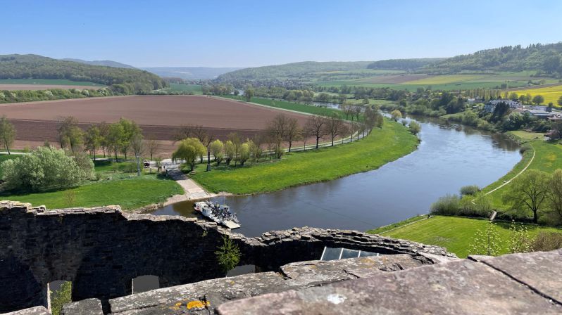 Besichtigung der Burgruine in Polle
Weser-Bergland Tour 25. April 2026
Bodenwerder - Rühler Schweiz - Burgruine Polle - Schloss Hämelschenburg
Schlüsselwörter: Saisoneröffnung;2026;Weser-Bergland;Tour;Hannover