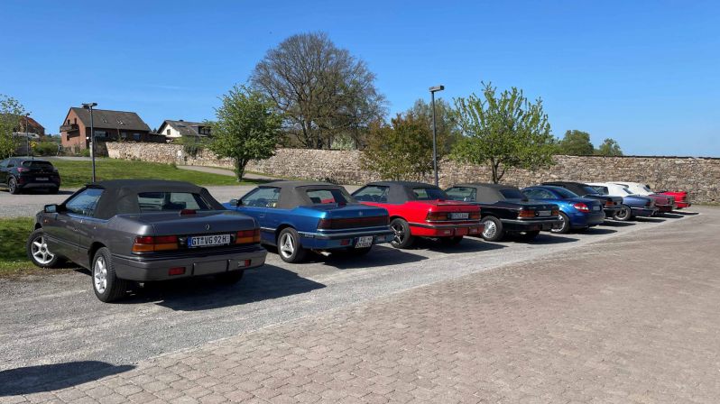 Schloss Hämelschenburg auf dem Parkplatz
Weser-Bergland Tour 25. April 2026
Bodenwerder - Rühler Schweiz - Burgruine Polle - Schloss Hämelschenburg
Schlüsselwörter: Saisoneröffnung;2026;Weser-Bergland;Tour;Hannover