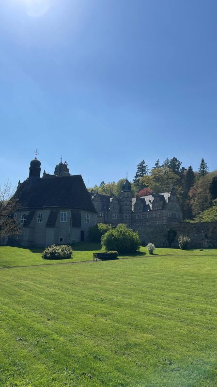 Schloss Hämelschenburg
Weser-Bergland Tour 25. April 2026
Bodenwerder - Rühler Schweiz - Burgruine Polle - Schloss Hämelschenburg
Schlüsselwörter: Saisoneröffnung;2026;Weser-Bergland;Tour;Hannover