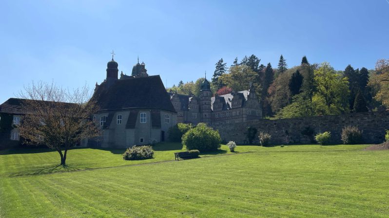 Schloss Hämelschenburg
Weser-Bergland Tour 25. April 2026
Bodenwerder - Rühler Schweiz - Burgruine Polle - Schloss Hämelschenburg
Schlüsselwörter: Saisoneröffnung;2026;Weser-Bergland;Tour;Hannover