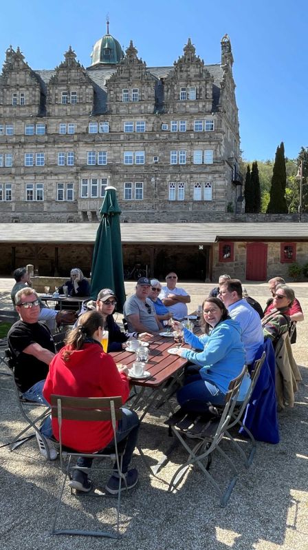 Schloss Hämelschenburg
Weser-Bergland Tour 25. April 2026
Bodenwerder - Rühler Schweiz - Burgruine Polle - Schloss Hämelschenburg
Schlüsselwörter: Saisoneröffnung;2026;Weser-Bergland;Tour;Hannover