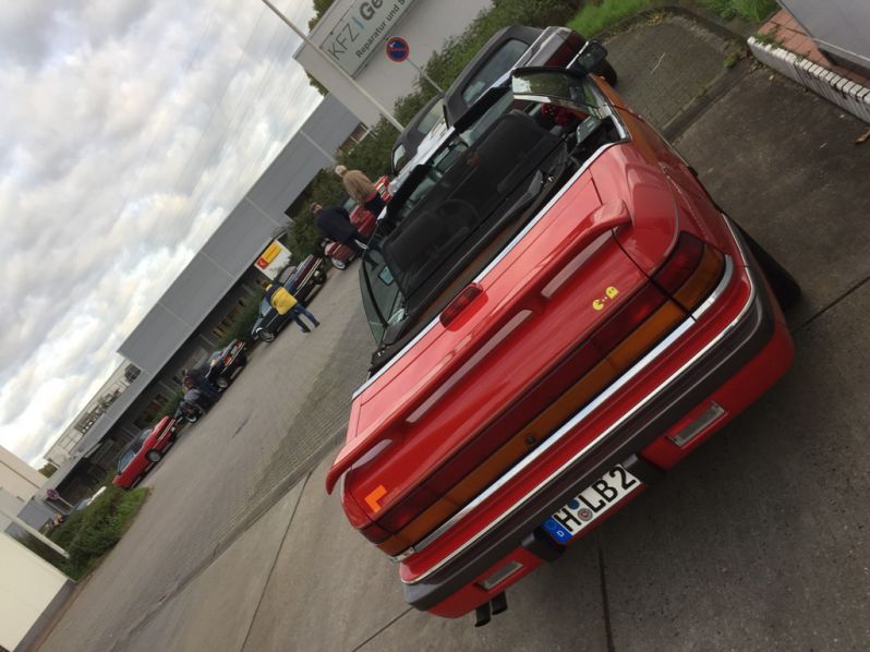 Treffen am Morgen auf der Shell-Tankstelle in Straelen. Es passen gar nicht alle auf das Bild, da die Schlage der BAron um das GebÃ¤ude reicht.
Schlüsselwörter: Saisonabschluss;2019