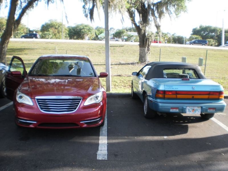 LOBOS Begegnung mit der 3ten Art in Florida 
links der neue 200er,2,4 Liter, fÃ¼r 30 â‚¬ volltanken-rechts ,den kennt man ja
