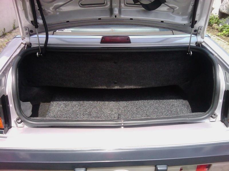 Kofferraum eben
ein Brett und etwas Teppich.....
