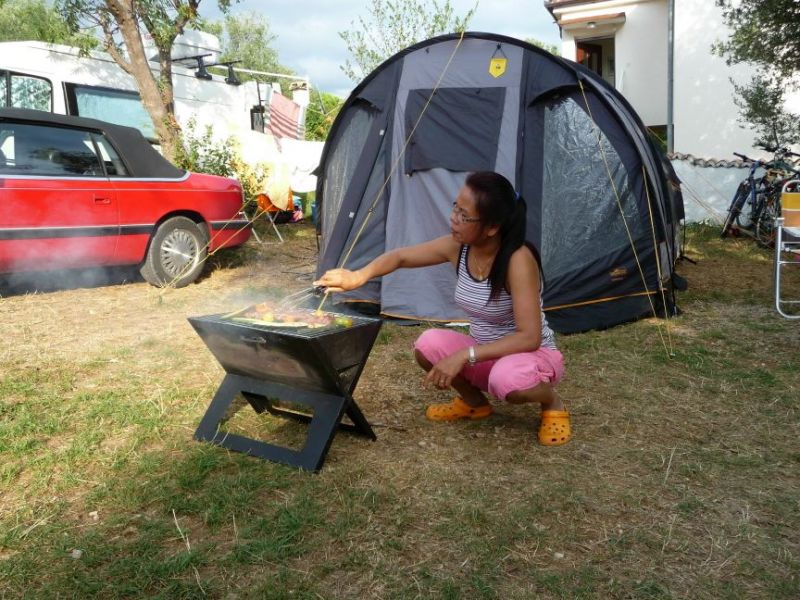Camping mit dem Baron
und weiters Griller und FahrrÃ¤der! auf der AnhÃ¤ngerkupplung.
