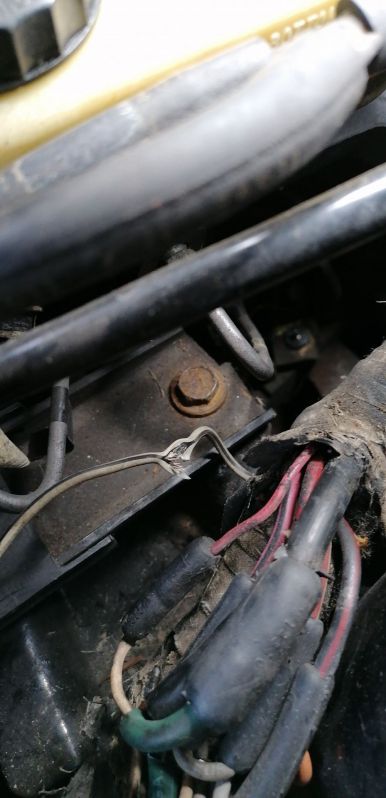 Kabel defekt Kontrolle BremsflÃ¼ssigkeit Warnleuchte
Bremsenwarnleuchte ging nicht mehr aus, irgendwann ist Sicherung der dimmbaren Amaturenbeleuchtung immer durchgebrannt... Hatte jahrelang die Feststellbremse im Verdacht ABER Kabel zum Druckmesser am Bremshauptzylinder war an MotoraufhÃ¤ngung gequetscht worden und ist durchgescheuert 
Schlüsselwörter: BremsflÃ¼ssigkeitdruckkontrolle Kabel Bremsen Warnleucht