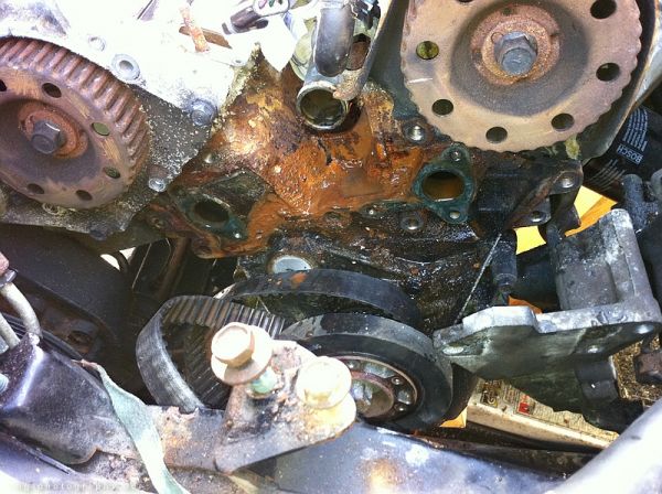 KÃ¼hlwasserproblem X
So sieht der SpaÃŸ jetzt aus... wie bekomme ich die Torsionsscheibe von der Kurbelwelle?
