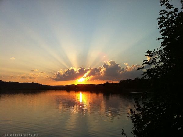 - SÃ¼dsee -
...so sieht die Belohnung am Abend des Wasserpumpenausbaus aus...! ;-)

Location: SÃ¼dsee bei Krauchenwies Equipment: iPhone
