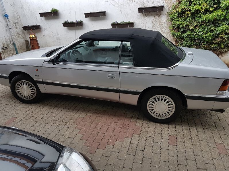 der neue alte steht auf dem Hof
