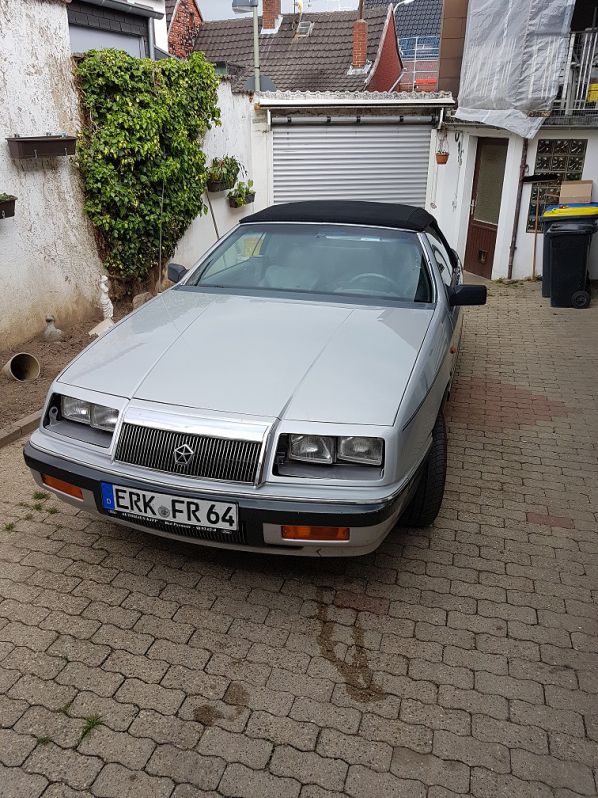 der neue alte steht auf dem Hof
