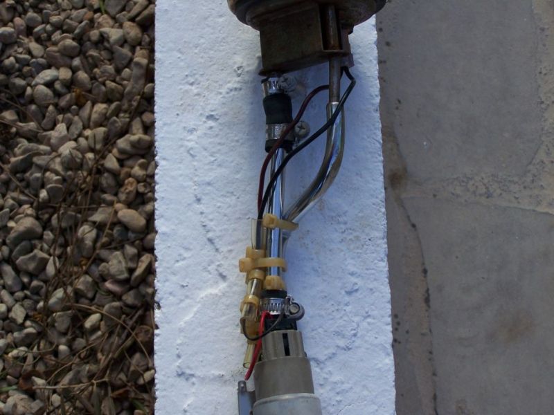 Spanische Reparatur einer Benzinpumpe
Original defekt, nur vom anderen Chrysler verfÃ¼gbar.
Also alle internen Rohre mit verchromten Rohren verlÃ¤ngern und mit Schlauch und Briden verbinden.
Aber es hat funktioniert, ausser nur 3/4 des Tankinhaltes abgesogen
