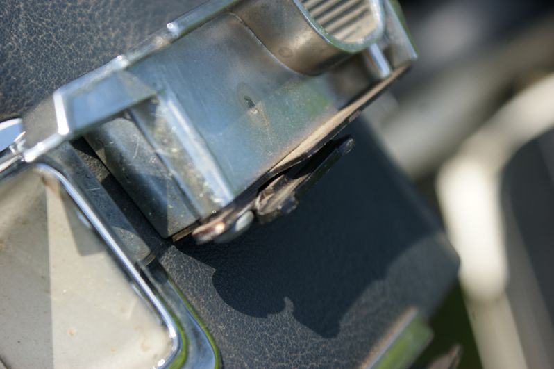 Schieberiegel Seitenansicht
1990 J-Body Convertible
Schlüsselwörter: Verriegelung;Verdeck;Persenning