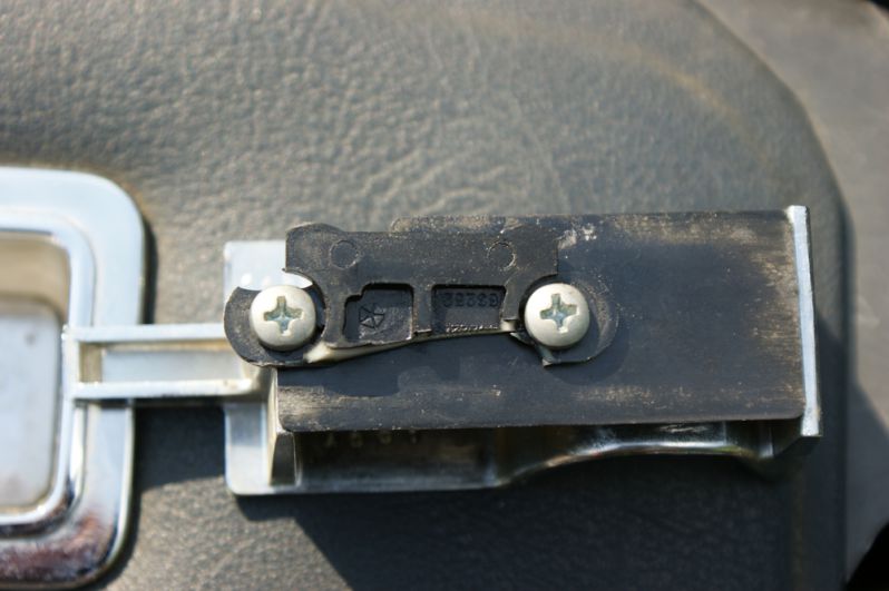 Schieberiegel von unten
1990 J-Body Convertible
Schlüsselwörter: Verriegelung;Verdeck;Persenning