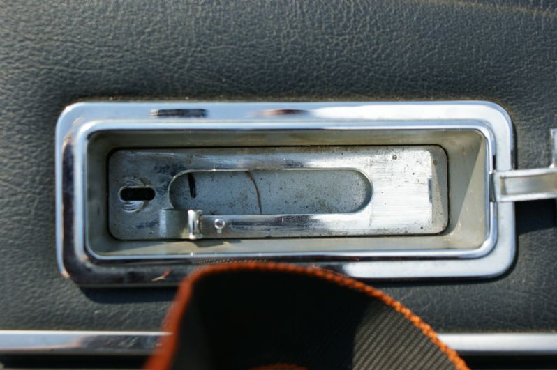 Verriegelung Einbaumulde ohne den Schieberiegel
1990 J-Body Convertible
Schlüsselwörter: Verriegelung;Verdeck;Persenning