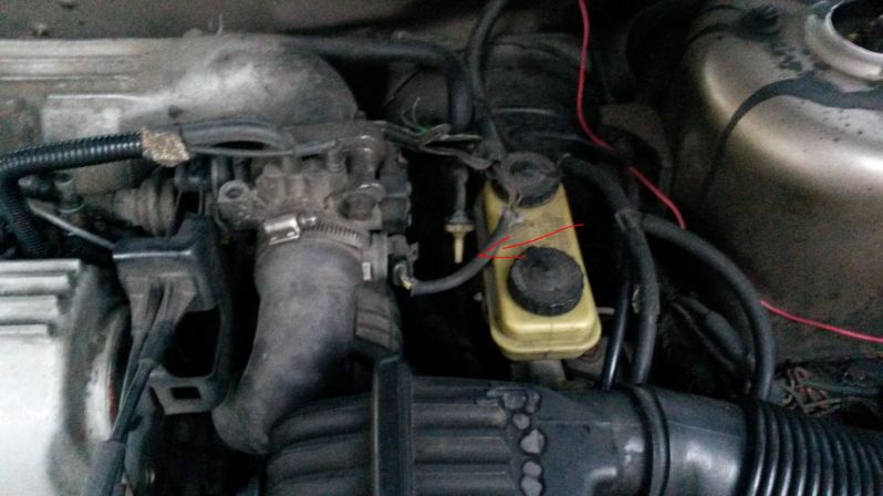 Verwaister Anschluss
An den weiÃŸen Anschluss muss offensichtlich ein Schlauch, welcher ist leider unbekannt...
Schlüsselwörter: Anschluss;Unterdruck