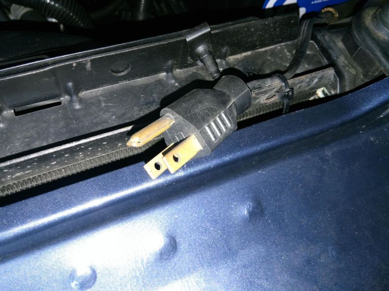 Verwaistes Kabel -- Motorheizung mit US-Stecker.
