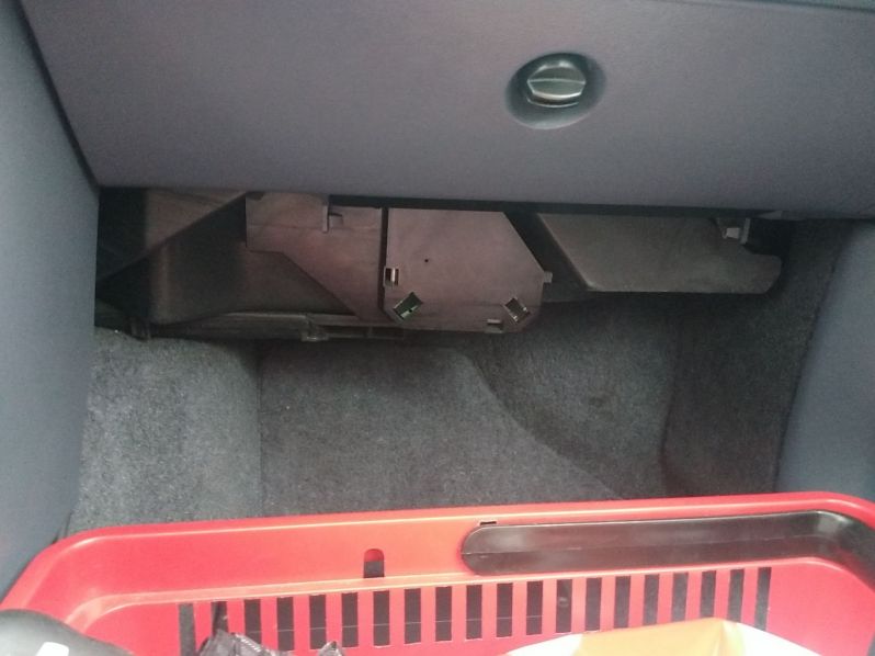 Controller FuÃŸraum Beifahrerseite
GehÃ¶rt da eine Abdeckung drauf?
Schlüsselwörter: Controller;FuÃŸraum;Beifahrerseite