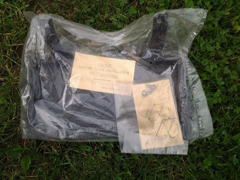 US Kennzeichenhalterung in Originalverpackung im 90er EU Modell im Kofferraum vorgefunden
