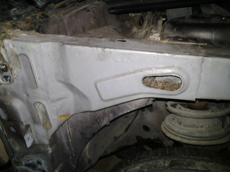 Wasserablauf unter KotflÃ¼gel
gefÃ¼llt mit Laub und Humus
