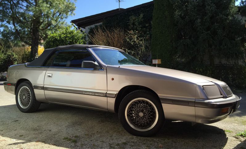 Mein mir ans Herz gewachsener LeBaron, nun seit Ã¼ber 20 Jahren in meinem Besitz.
Schlüsselwörter: J-Body 2,2 L Schalter champagner BJ89