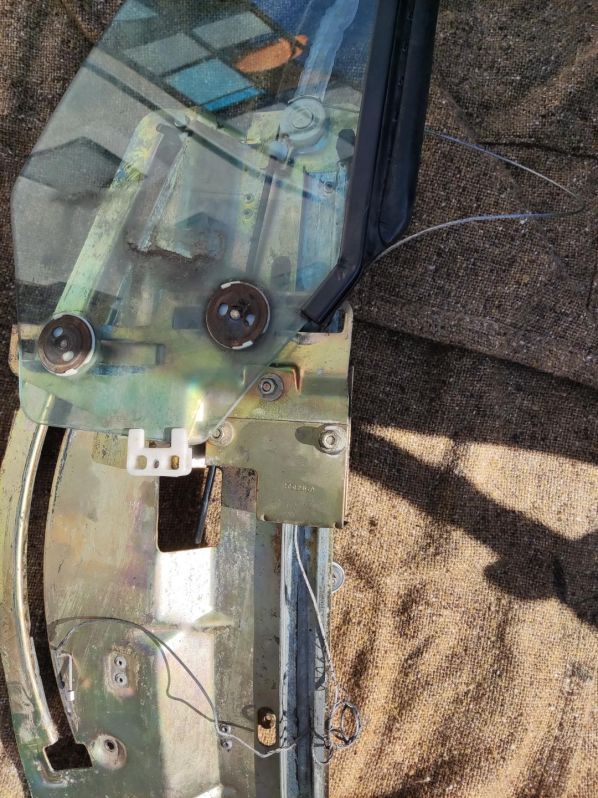 Fensterheber hinten rechts
Wie sie die BowdenzÃ¼ge darin befestigt?
Schlüsselwörter: Fensterheber hi re