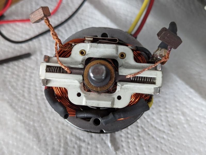 Verdeckpumpe 
Defekter Verdeckmotor mit angefummelten Kohlen zum testen
Schlüsselwörter: Verdeckpumpe, Verdeckmotor