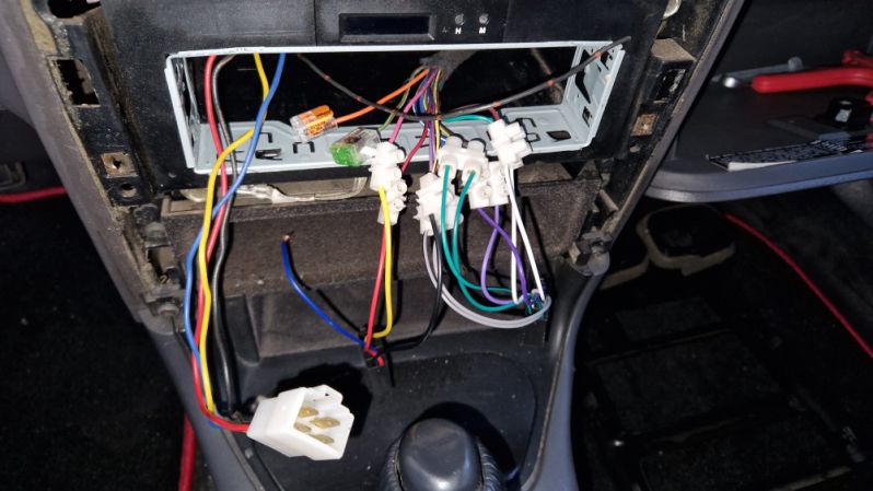 Was ist das für ein Adaper, kommt der von der Uhr? Wo schließe ich den an?
Schlüsselwörter: Radio;Uhr;Stecker