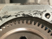 Code unter dem hinteren Getriebedeckel